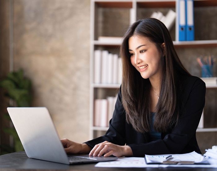 Businesswoman utilising the Advisor Resource Centre for a step-by-step guide on getting started with QuickBooks Tax