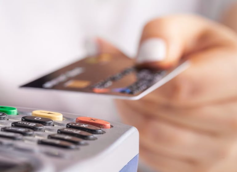 Un système de point de vente accepte un paiement par carte de crédit.