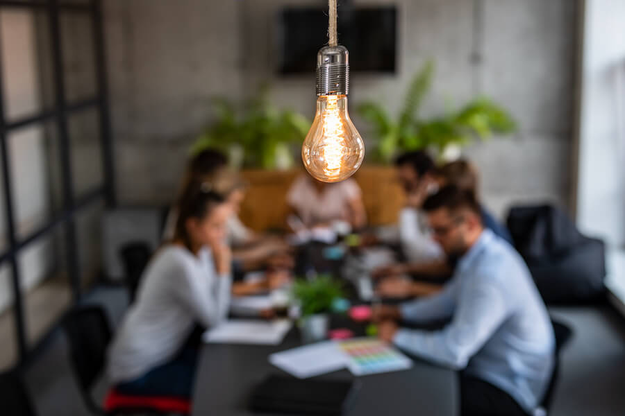 Un grupo de personas teniendo una reunión de negocios en la sala de juntas de una empresa