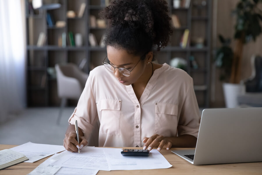 Una emprendedora haciendo un análisis de los estados financieros de su negocio