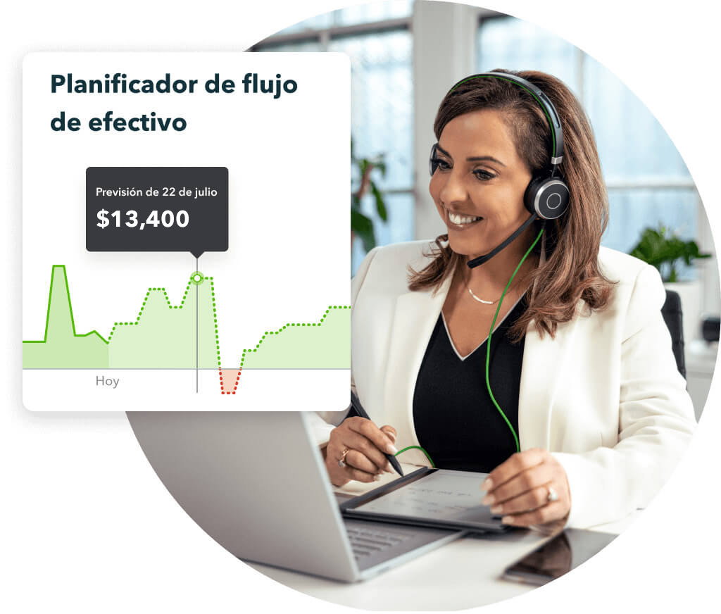 Una contadora independiente llevando la gestión contable de sus clientes con el software de contabilidad para contadores de QuickBooks