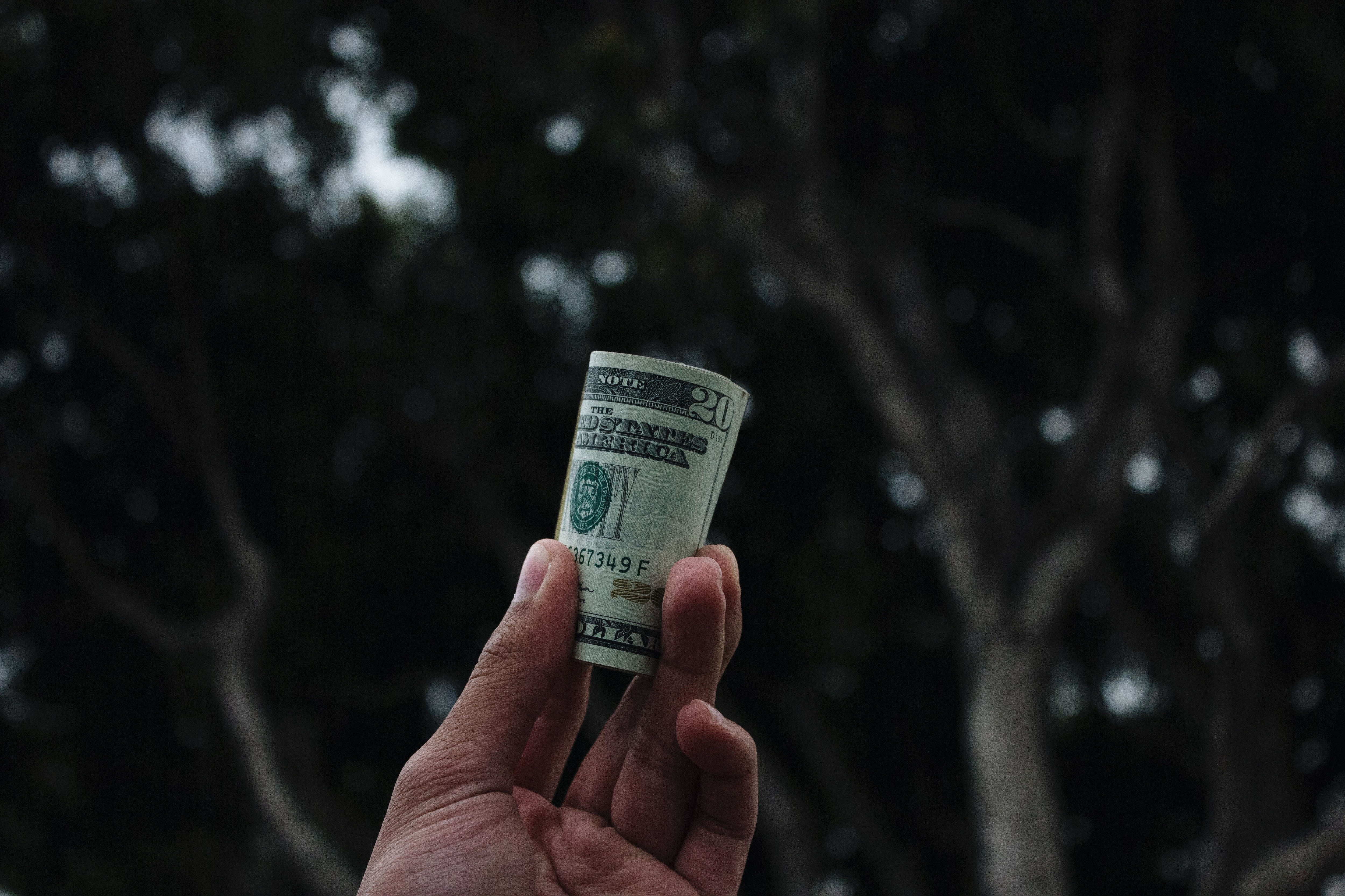 Un rollo de dinero en efectivo representando el salario minimo de un trabajador
