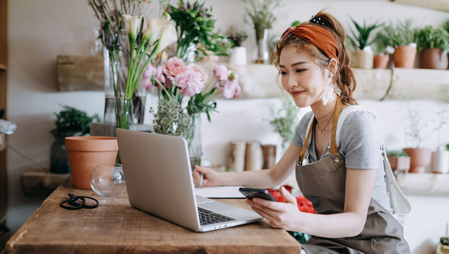 A person learning how to make an invoice.