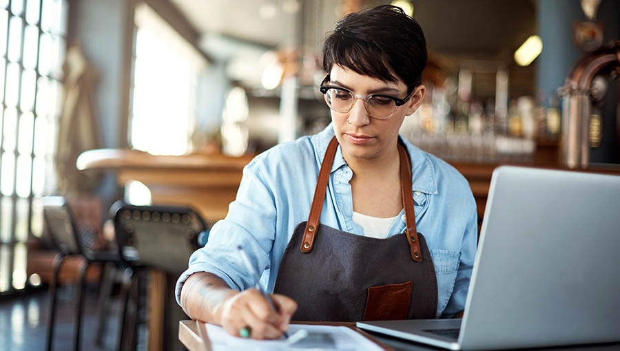 An image of a restaurant group financial analyst using the 4-5-4 fiscal calendar for restaurant reporting.