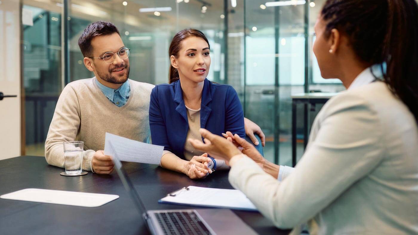 couple talks to accountant 