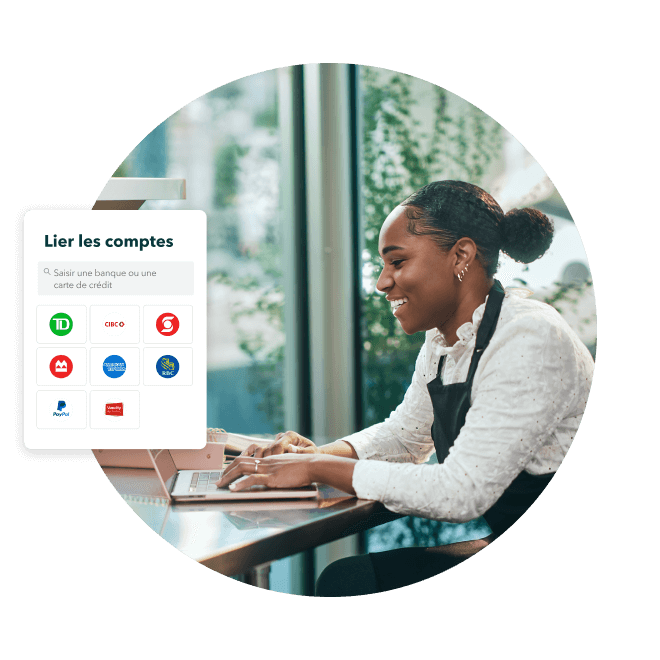 Une propriétaire d’entreprise heureuse, assise à une table et utilisant son ordinateur portable. Une fenêtre contextuelle affiche la façon dont un compte bancaire peut être lié dans QuickBooks en ligne.