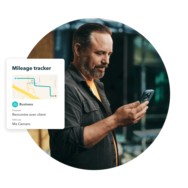 Un travailleur vérifie son kilométrage dans QuickBooks Online