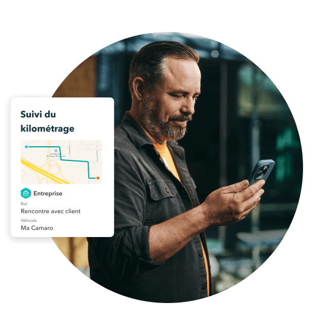 Un travailleur vérifie son kilométrage dans QuickBooks Online