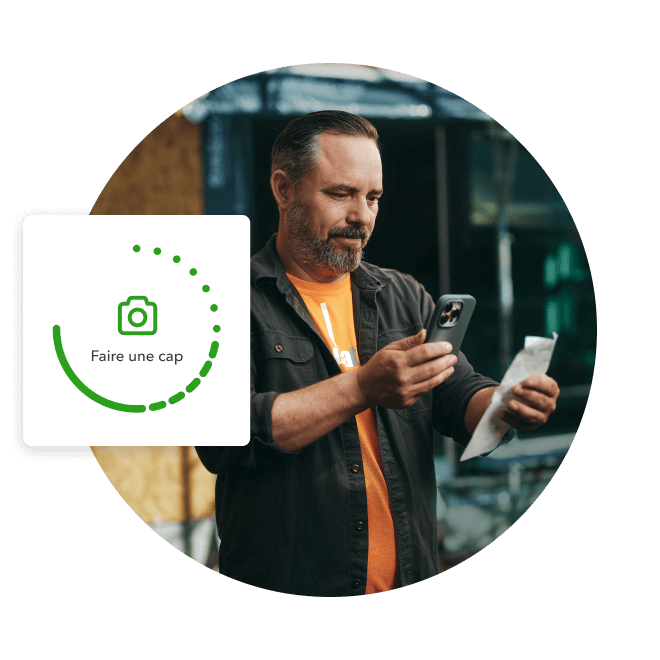 Le propriétaire de Modative, sur place, utilise son téléphone intelligent pour capturer un reçu dans QuickBooks.