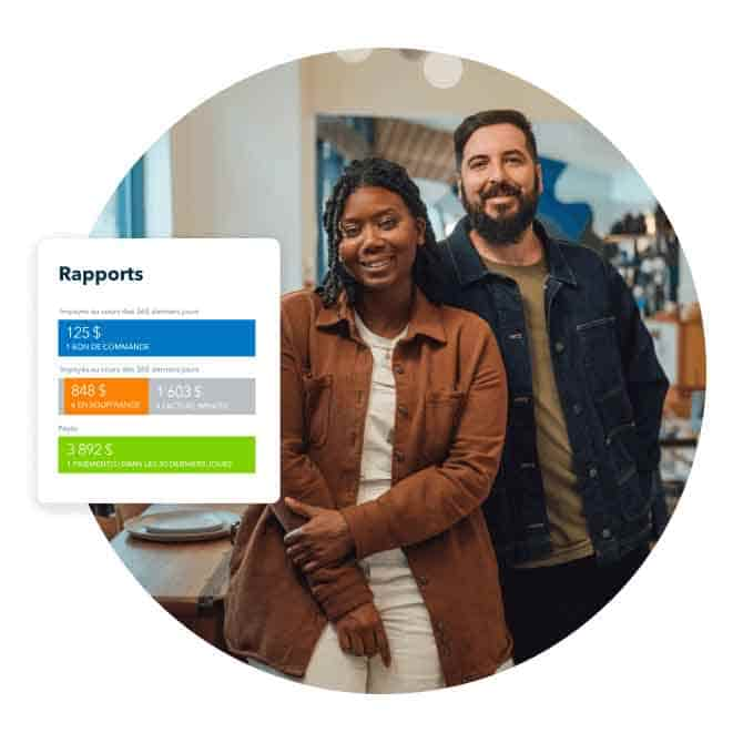 Deux propriétaires d'entreprise sourient, le tableau de bord des rapports de QuickBooks en ligne est affiché en avant-plan.