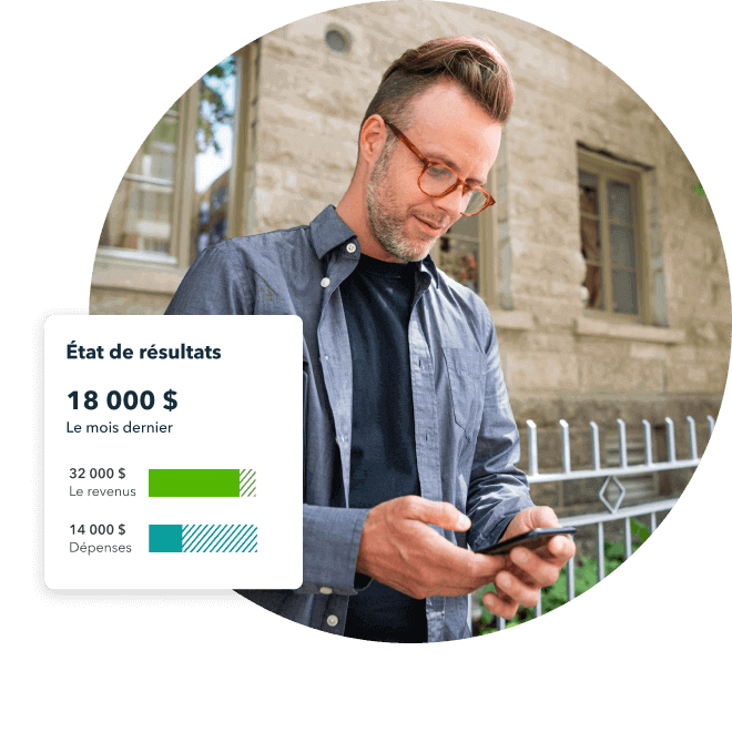 Le propriétaire d'Octave vérifie ses revenus et ses dépenses dans QuickBooks sur son téléphone intelligent.