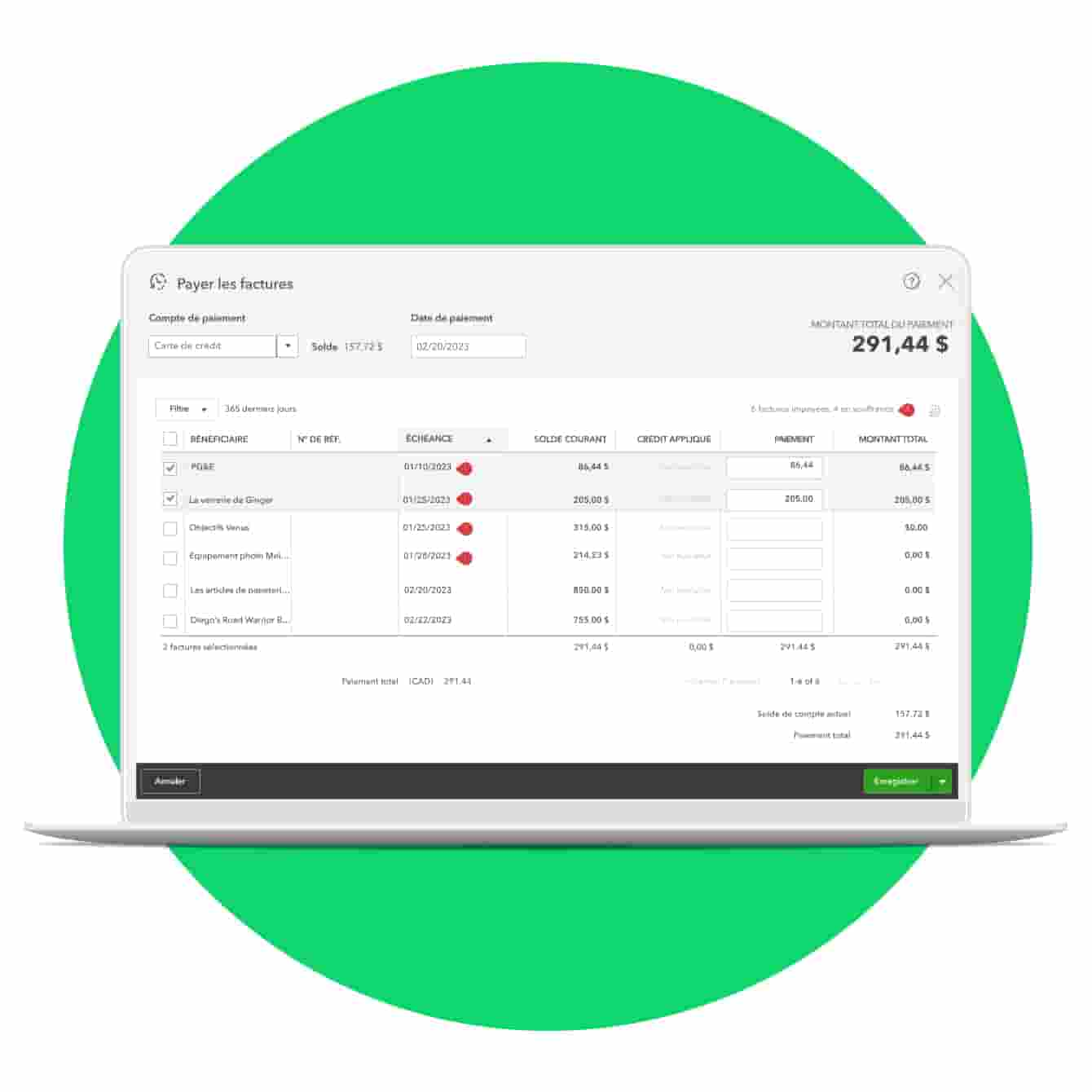 Un ordinateur portable présente un tableau de bord QuickBooks où sont organisés les factures, les bénéficiaires et les paiements.