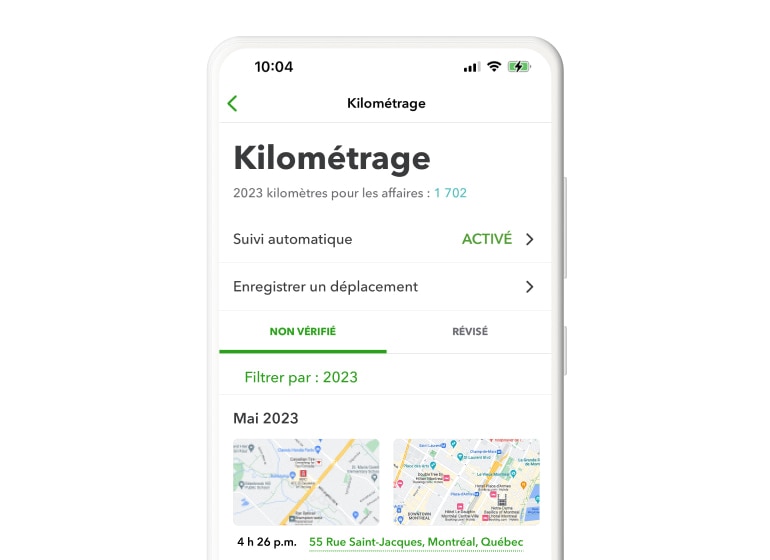 Un téléphone intelligent montre les déplacements suivis automatiquement dans QuickBooks en ligne.