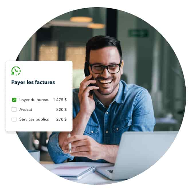 Un homme souriant parle au téléphone devant son portable. Une fenêtre affiche des dépenses à vérifier dans QuickBooks en ligne.